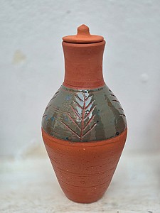 جره بطلاء زجاجي اخضر مع غطاء و مزخرفة بحفر غائر بتصميم سعف النخيل